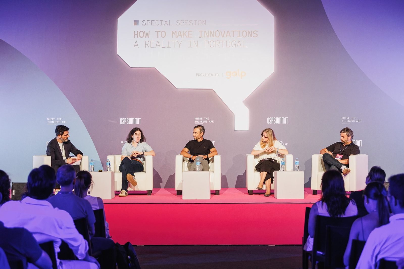 Inês Santos Silva speaking at QSP Summit 2025