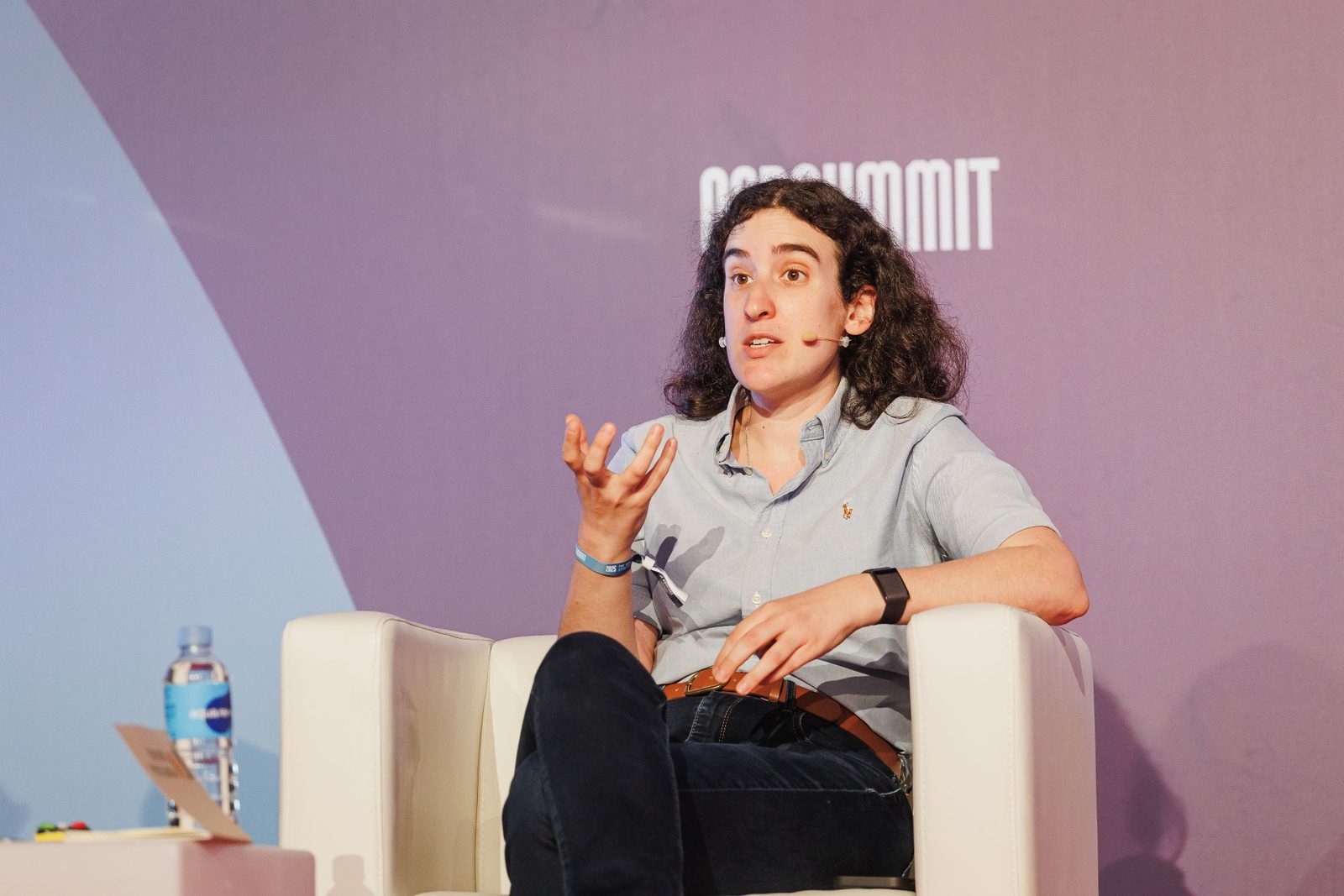 Inês Santos Silva speaking at QSP Summit 2025